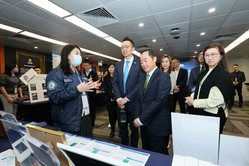 The event featured multiple supplier exhibition booths where guests, suppliers, and  representatives from local SME chambers engaged in lively discussions, deeply exploring  cybersecurity challenges and practical solutions, while promoting industry cooperation and  resource sharing.