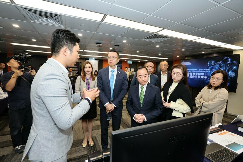 The event featured multiple supplier exhibition booths where guests, suppliers, and  representatives from local SME chambers engaged in lively discussions, deeply exploring  cybersecurity challenges and practical solutions, while promoting industry cooperation and  resource sharing.